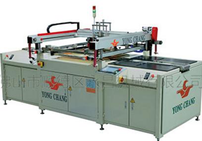     絲網(wǎng)印刷機(jī)的網(wǎng)框有許多尺寸、形狀和特性。它們由幾種不同材料組成，主要有木質(zhì)的、鋁質(zhì)的、鎂質(zhì)的和鋼質(zhì)的。不管它們的組成、形狀或樣式如何，所有的網(wǎng)框在絲網(wǎng)印刷中完成同樣重要的功能?？偲饋碚f，這些功能包含以下幾部分：     1、提供支撐網(wǎng)絲的工具；     2、承受彈性絲網(wǎng)的拉力；     3、承受印刷中受到的外力；     4、保持平坦和方形；     5、要足夠輕，以有利于處理。     印刷者在絲網(wǎng)印刷中關(guān)心的要素中，網(wǎng)框比其他要素更重要。評(píng)價(jià)它的好壞是看它的抗張力大小。絲網(wǎng)張力以N/cm(牛頓每厘米)為測(cè)量單位，1N/cm的張力等于0.22480894 lbs/cm(磅每厘米)。假設(shè)一個(gè)40×40英寸的絲網(wǎng)達(dá)到20N/cm的張力，這將使網(wǎng)框的每邊受到大約455磅的拉力，即40 in.×2.54cm/in.20N/cm×0.22480894 lbs/N=456.8 lbs。隨著網(wǎng)框尺寸的增加，受到的拉力也成比例地增加。一個(gè)60 ×80in.的絲網(wǎng)版張力為20N/cm，在長(zhǎng)邊上承受915磅的拉力，而在短邊上承受685磅的拉力。     一旦張力加在絲網(wǎng)上，絲網(wǎng)就繃緊在網(wǎng)框上，這時(shí)網(wǎng)框的平整性變成一個(gè)重要要素。絲網(wǎng)張力是一個(gè)絲網(wǎng)印刷中的“潛在能量”，網(wǎng)框的作用就是抵抗來自張力的力量。一個(gè)合適的網(wǎng)框?qū)⒛茉谟∷⑺钑r(shí)間內(nèi)抵抗張力而不變形，并能保持平整和方形。 文章由：絲網(wǎng)印刷設(shè)備  http://m.tuxiaose.com  永昌機(jī)械有限公司整理提供，此文觀點(diǎn)不代表本站觀點(diǎn) 